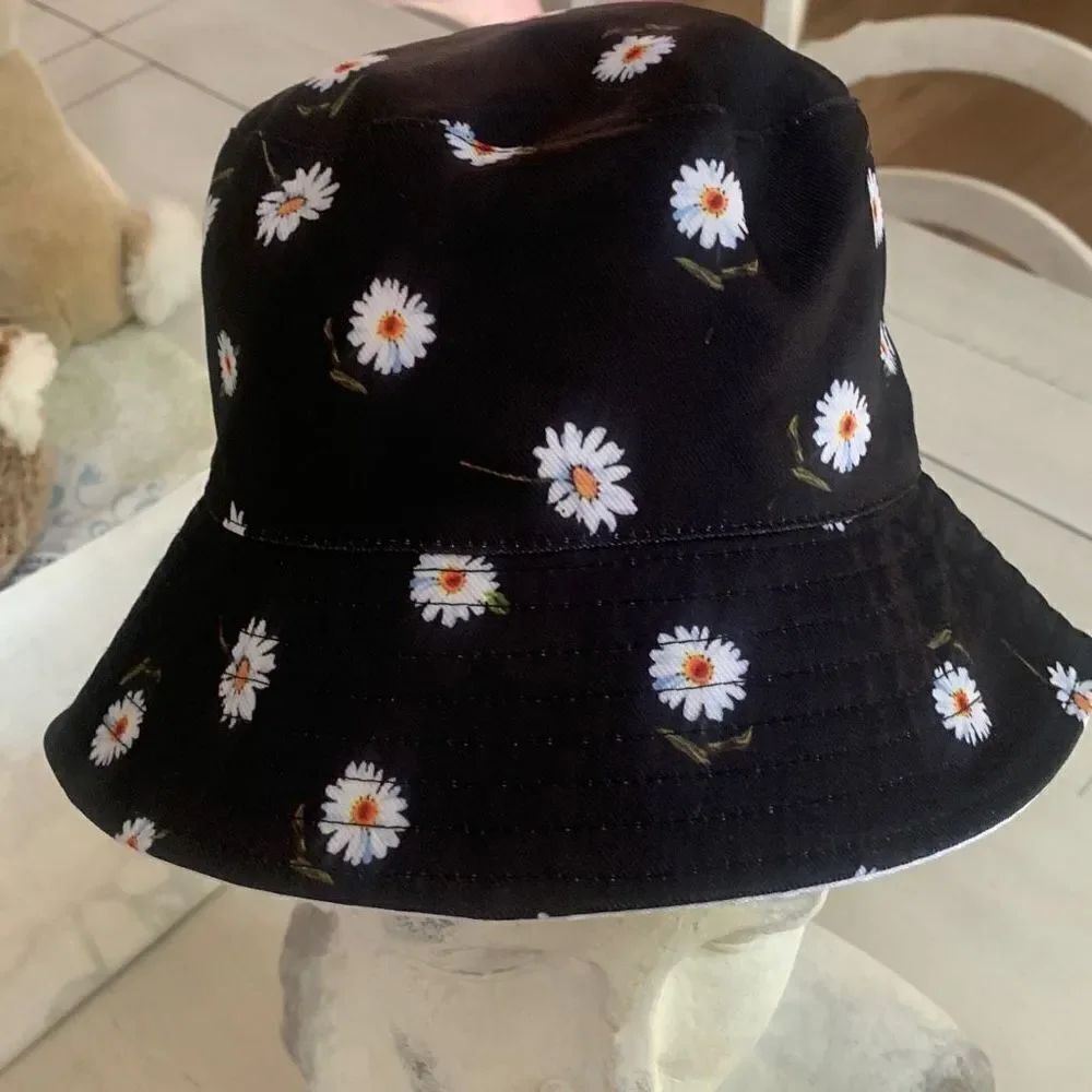 Reversible Daisy Bucket Hat NWOT - Picture 2 of 3
